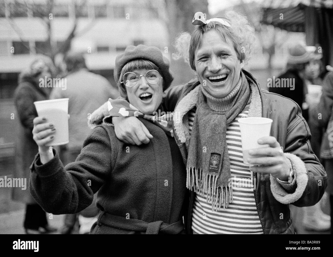 Achtziger Jahre, schwarz / weiß Foto, Menschen, Rheinischen Karneval, Rose Montag Parade 1981, junges Paar gegenseitig streicheln und ist sehr glücklich, im Alter von 30 bis 40 Jahre, D-Düsseldorf, Rhein, Nordrhein-Westfalen Stockfoto