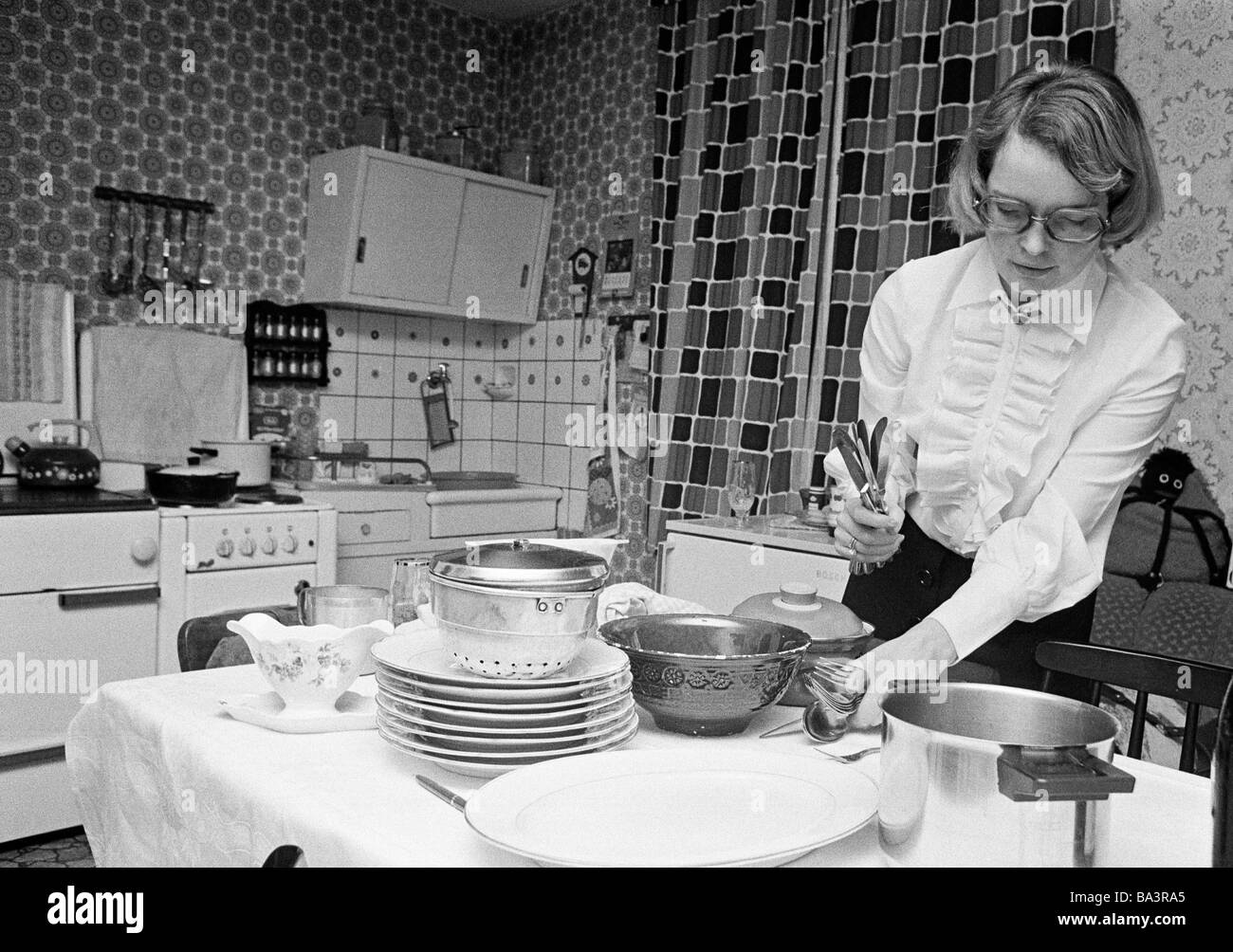 Schwarz / weiß Foto, Menschen, Essen, Küche, jungen Frau der siebziger Jahre hat abgewaschen, nach der Mahlzeit, Teller, Terrine und Töpfe stehen auf dem Tisch, im Alter von 25 bis 30 Jahre, Ursula Stockfoto