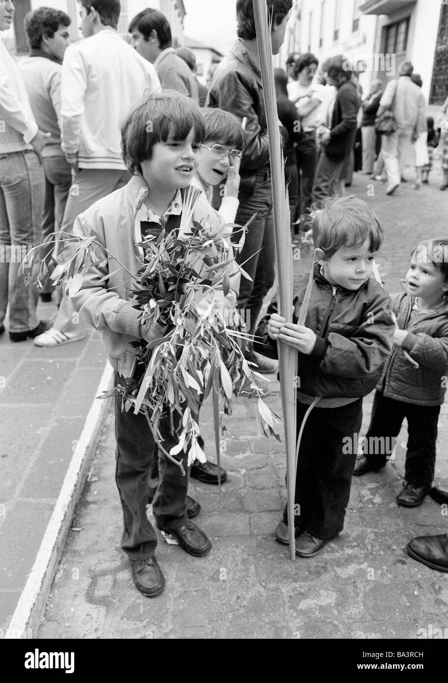 Achtziger Jahre, schwarz / weiß Foto, Ostern, Karwoche, Palmsonntag 1981, Kirche Parade, Palmzweige in den Händen halten Kinder im Alter von 2 bis 4 Jahren, im Alter von 6 bis 9 Jahre, Spanien, Kanarische Inseln, Kanaren, Teneriffa, La Orotava Stockfoto
