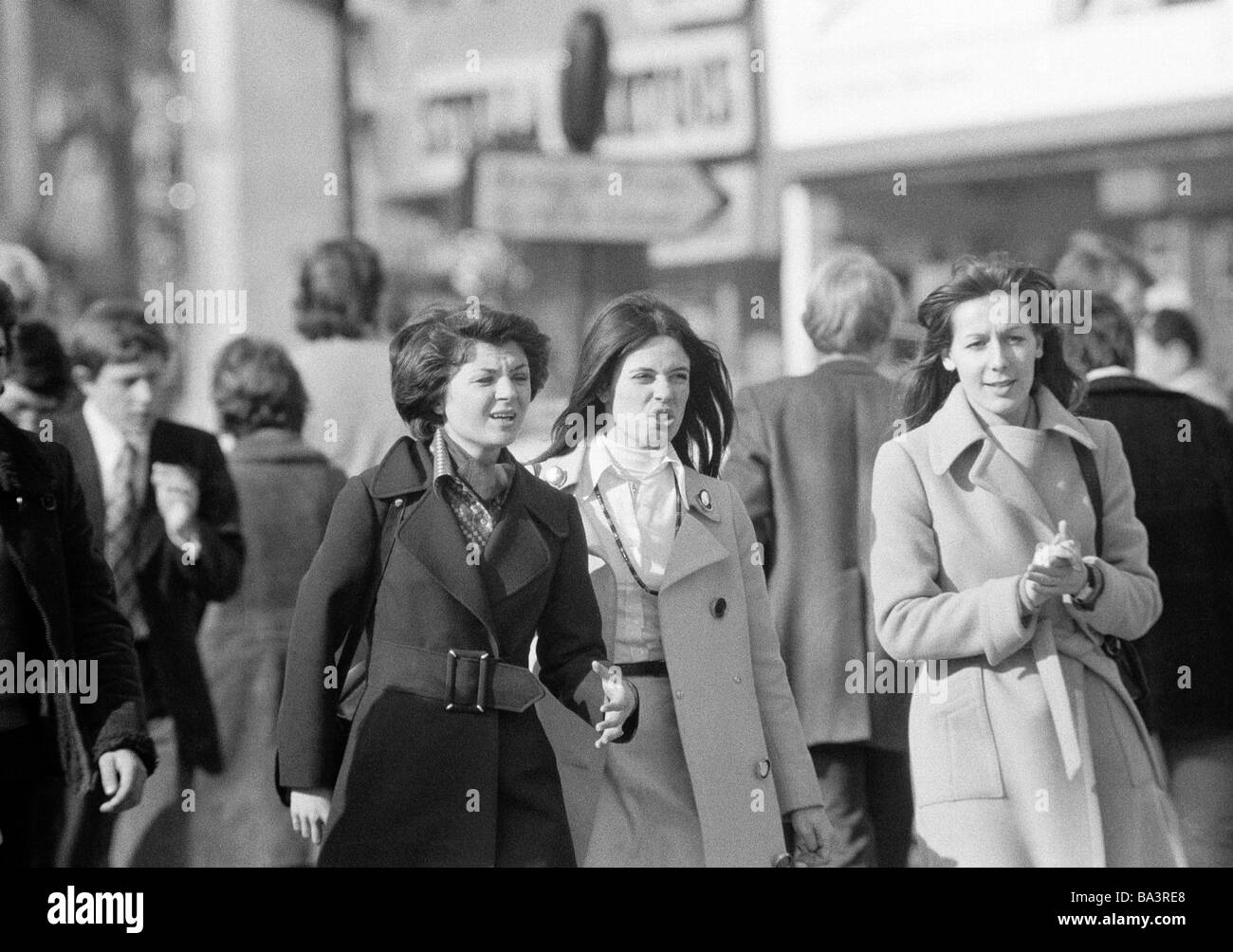 70er Jahre Schwarz Weiss Foto Menschen Drei Junge Frauen Alltag Mantel Im Alter Von 30 Bis 35 Jahre Frankreich Paris Stockfotografie Alamy