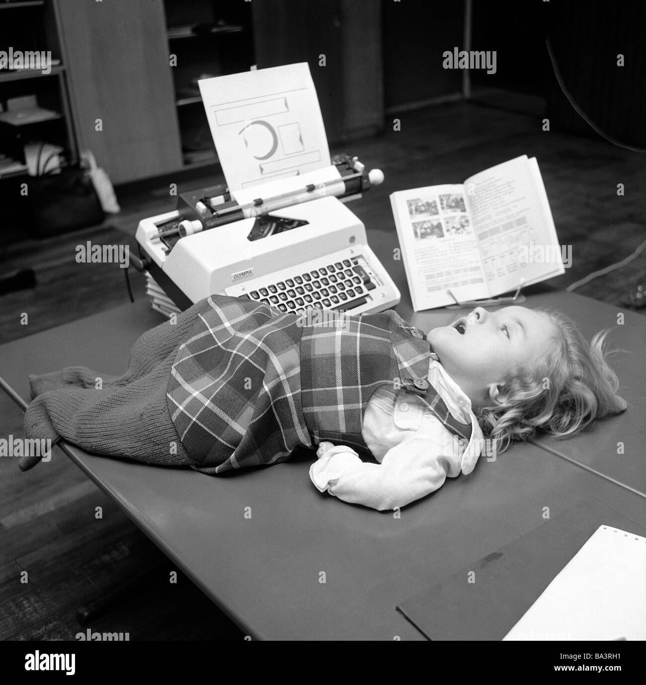 70er Jahre, schwarz / weiß Foto, Menschen, körperlicher oder geistiger Behinderung, Unterricht, Schülerin liegt auf einem Tisch und Typen auf einer Schreibmaschine, im Alter von 4 bis 8 Jahre, Carola, spezielle Schule Alsbachtal, D-Oberhausen, D-Oberhausen-Sterkrade, Ruhrgebiet, Nordrhein-Westfalen Stockfoto