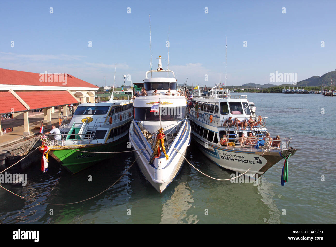 Boote bei Phuket Town Fährhafen Stockfoto