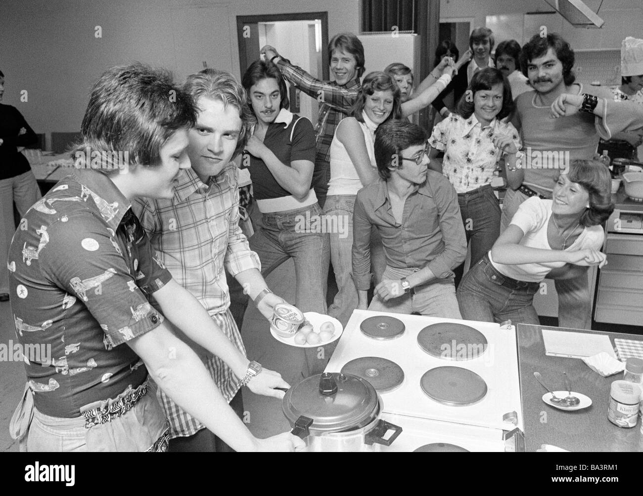 Der siebziger Jahre, schwarz / weiß Foto, Menschen, Amateur kocht in