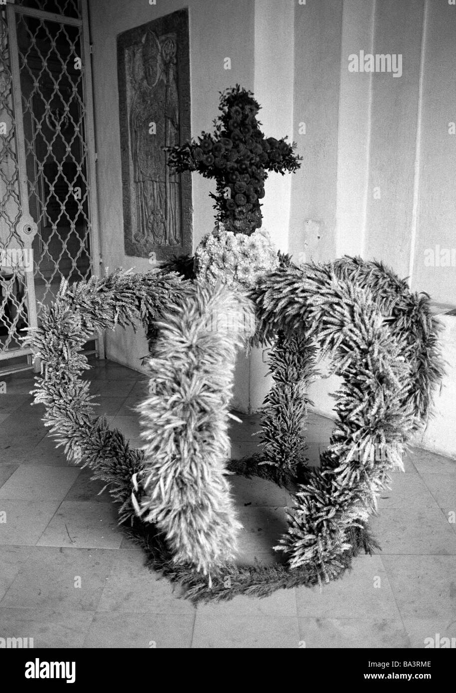 Achtziger Jahre, schwarz / weiß Foto, Herbst, Erntezeit, Erntedankfest, Thanksgiving Day, Ernte Krone am Eingang einer Kirche, Oberpfalz, Bayern Stockfoto