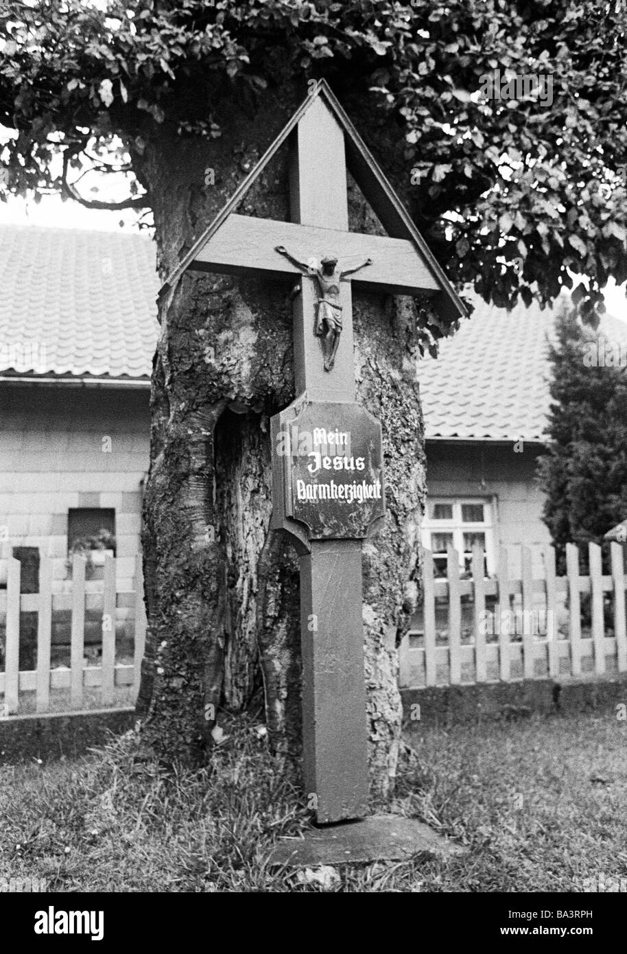 70er Jahre, schwarz / weiß Foto, Religion, Christentum, Wayside Kreuz an einem Baum, Eifel in der Nähe von Monschau, Nordrhein-Westfalen Stockfoto