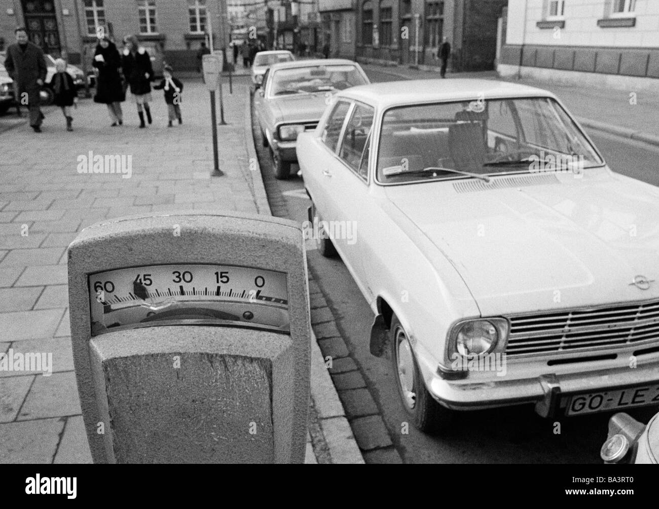 70er Jahre, schwarz / weiß Foto, Straßenverkehr, Straße, Asphalt, Autos parken am Straßenrand, Parkuhren, Leine, Leine Tal, Lutter, D-Göttingen, Niedersachsen Stockfoto