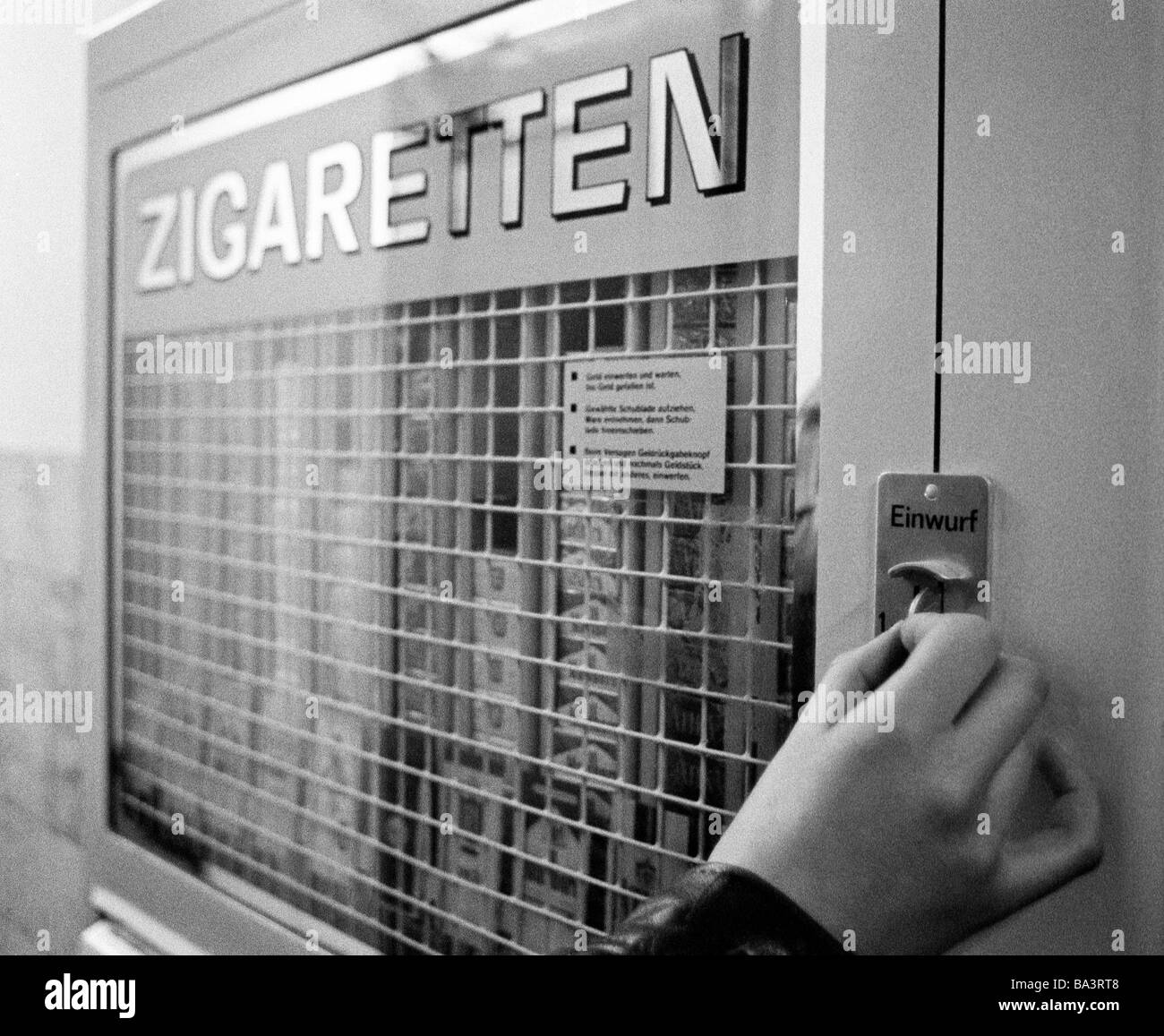 70er Jahre Schwarz Weiss Foto Menschen Gesundheit Rauchen Zigarette Automat Ziehen Eine Schachtel Zigaretten Stockfotografie Alamy