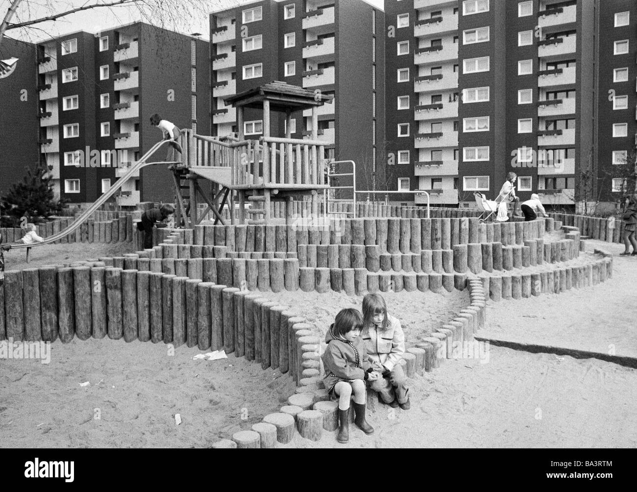 70er Jahre, schwarz / weiß Foto, Wohnsiedlung, Wohnblocks, Hochhäuser, Kinderspielplatz, Kinder, Mädchen, im Alter von 3 bis 6 Jahre, D-Oberhausen, D-Oberhausen-Sterkrade, Ruhrgebiet, Nordrhein-Westfalen Stockfoto