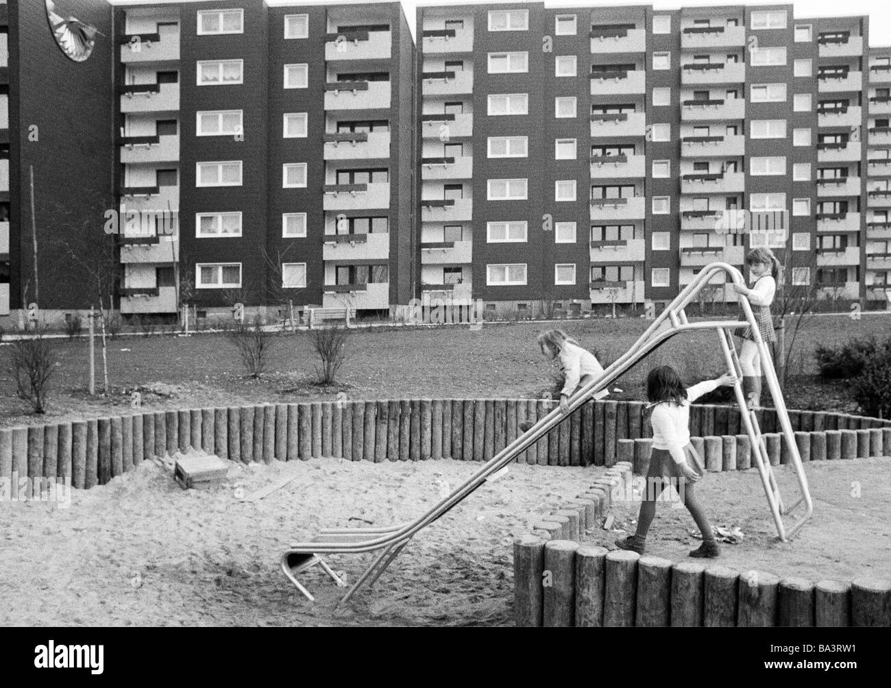 70er Jahre, schwarz / weiß Foto, Wohnsiedlung, Wohnblocks, Hochhäuser, Kinderspielplatz, Kinder, Mädchen, im Alter von 3 bis 6 Jahre, D-Oberhausen, D-Oberhausen-Sterkrade, Ruhrgebiet, Nordrhein-Westfalen Stockfoto