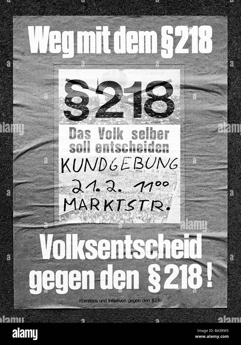 70er Jahre, schwarz / weiß Foto, Menschen, Schwangerschaft, Abtreibung, Plakat mit der Aufforderung, den entsprechenden Abschnitt 218 aus dem deutschen Strafgesetzbuch für nichtig zu erklären Stockfoto