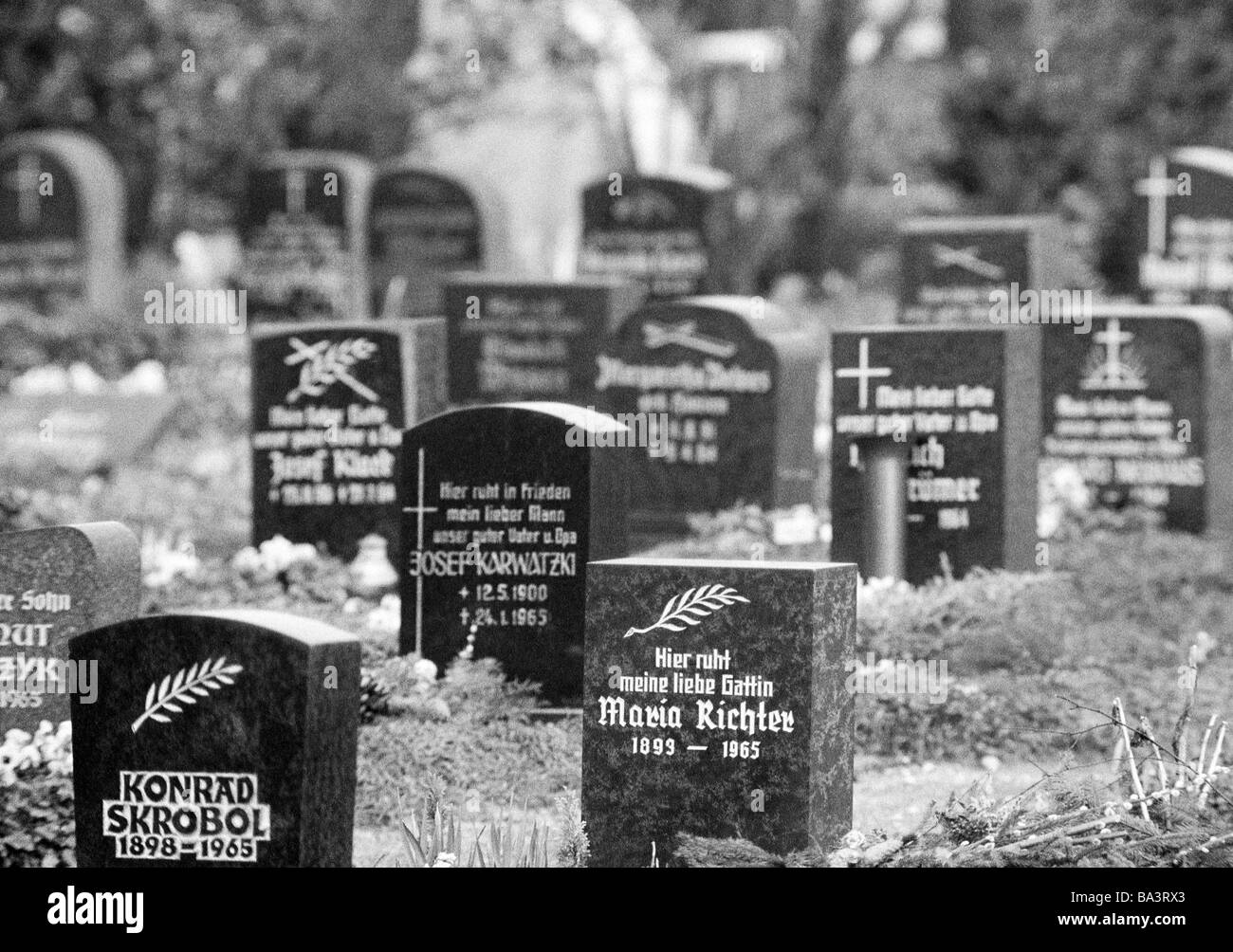 70er Jahre, schwarz / weiß Foto, Menschen, Tod, Trauer, Friedhof, Gräber, Grabsteine Stockfoto