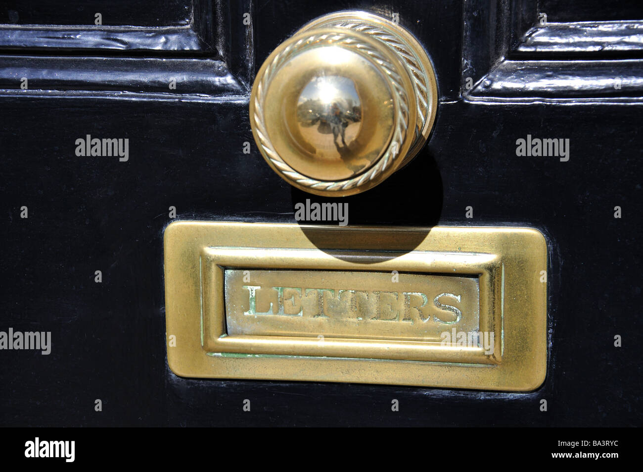 Messing Tür Knopf und Letter Box, Park Street, Windsor, Berkshire, England, Vereinigtes Königreich Stockfoto