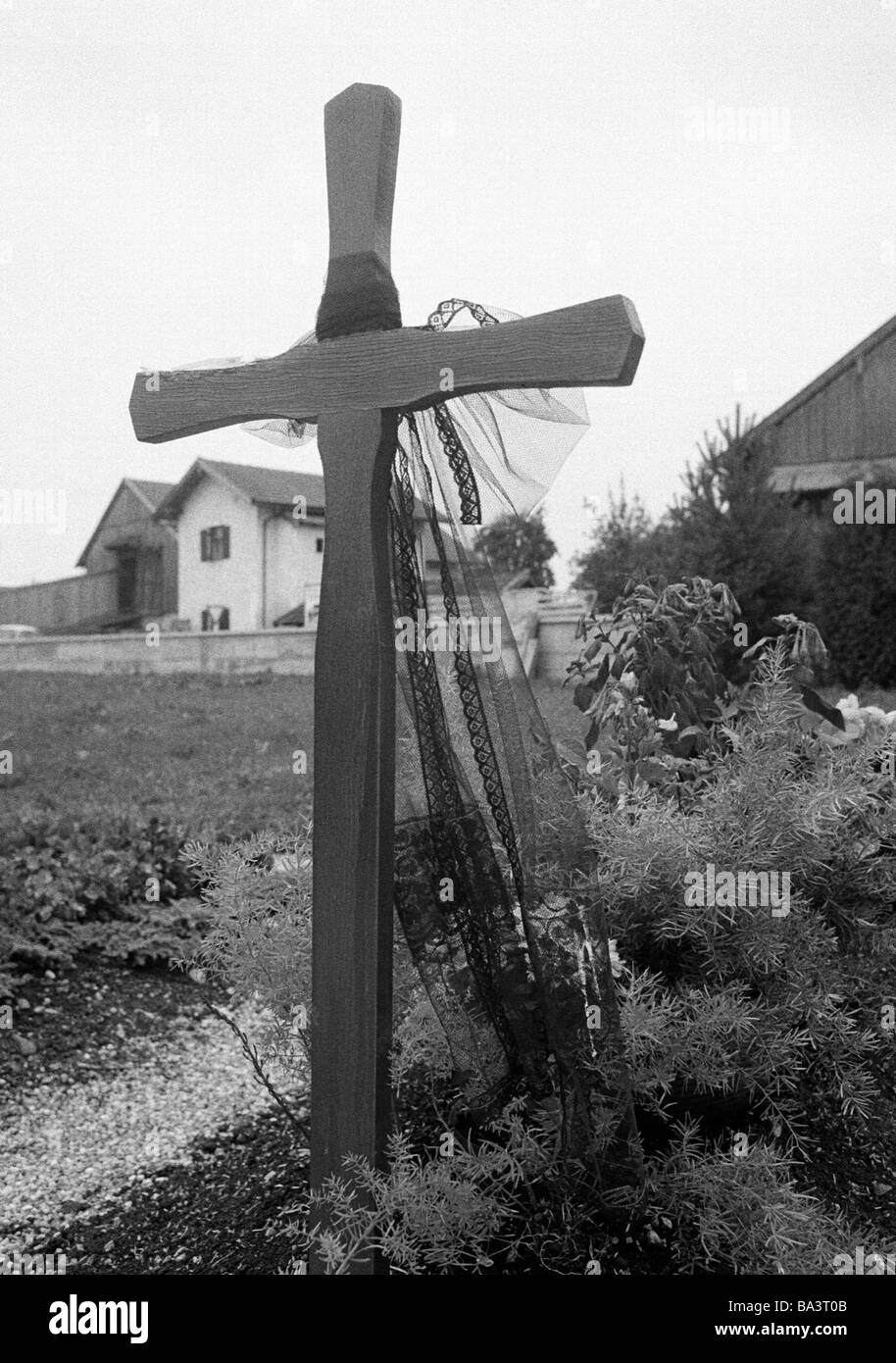 70er Jahre, schwarz / weiß Foto, Menschen, Tod, Trauer, Friedhof, Grab, Grab Kreuz schwarz bowknot Stockfoto