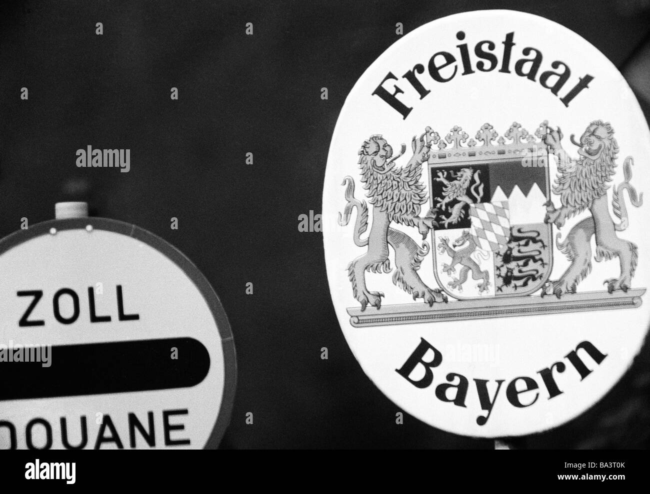 70er Jahre, schwarz / weiß Foto, Grenze zwischen Deutschland und Österreich, Grenz-Zeichen "Zoll Zollamt" und "Freistaat Bayern" Stockfoto
