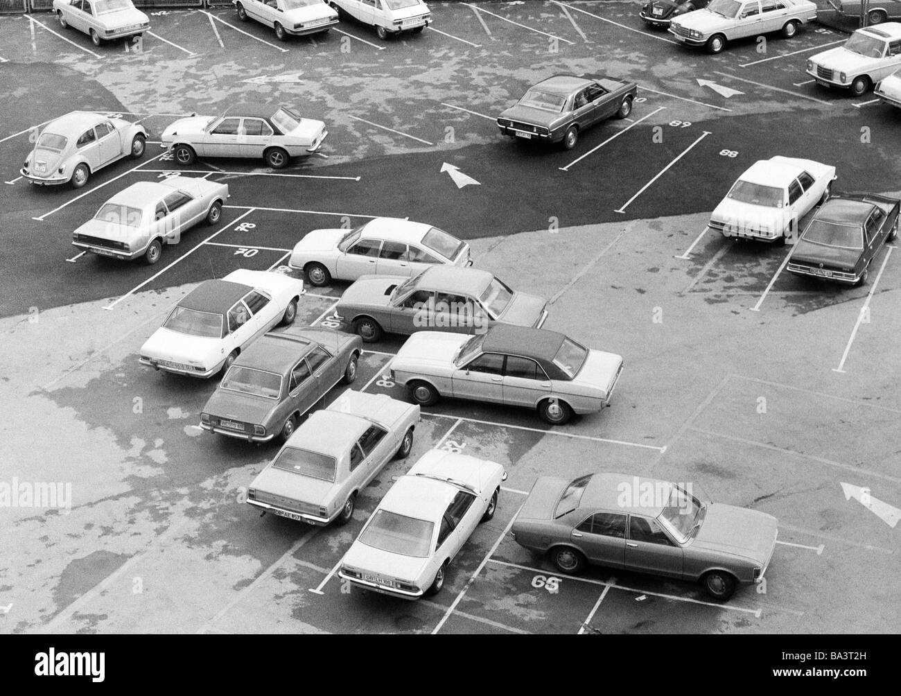 70er Jahre, schwarz / weiß Foto, Straßenverkehr, Menschen überqueren Sie die Straße auf einem Cebra überqueren, wartenden Autos, D-Oberhausen, D-Oberhausen-Sterkrade, Ruhrgebiet, Nordrhein-Westfalen Stockfoto