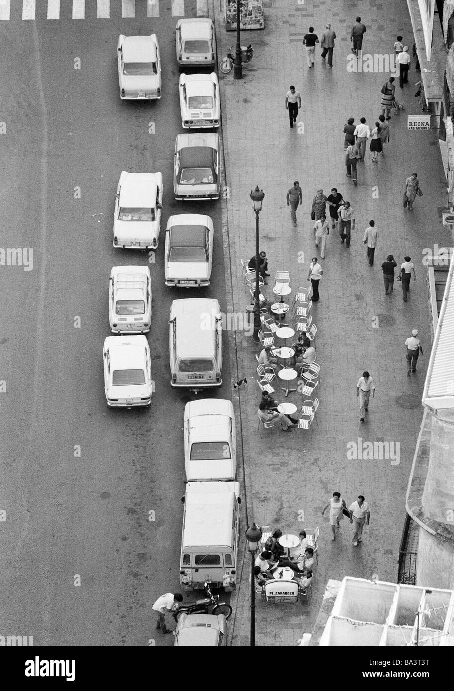 70er Jahre, schwarz / weiß Foto, Autos parken am Straßenrand, Krokodil, Parken, Menschen zu Fuß auf dem Bürgersteig, Straßencafé, Spanien, Valencia Stockfoto