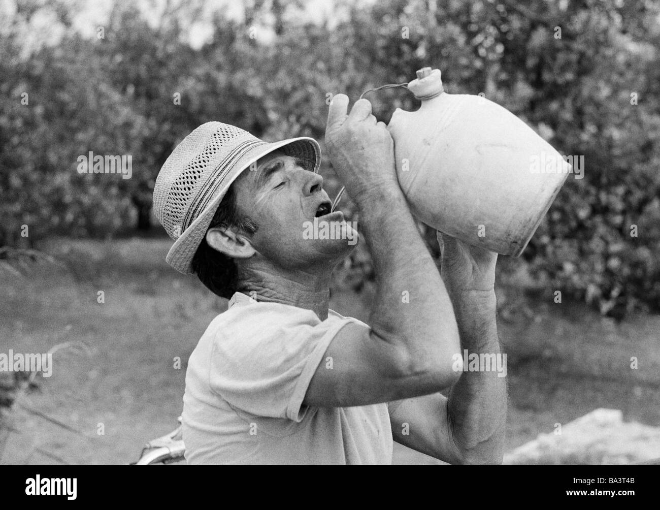 70er Jahre, schwarz / weiß Foto, Agrarwirtschaft, Feldarbeit, Landarbeiter in der Huerta in der Provinz Valencia Getränke Wasser aus einem Krug, im Alter von 40 bis 50 Jahre, Spanien, Valencia Stockfoto