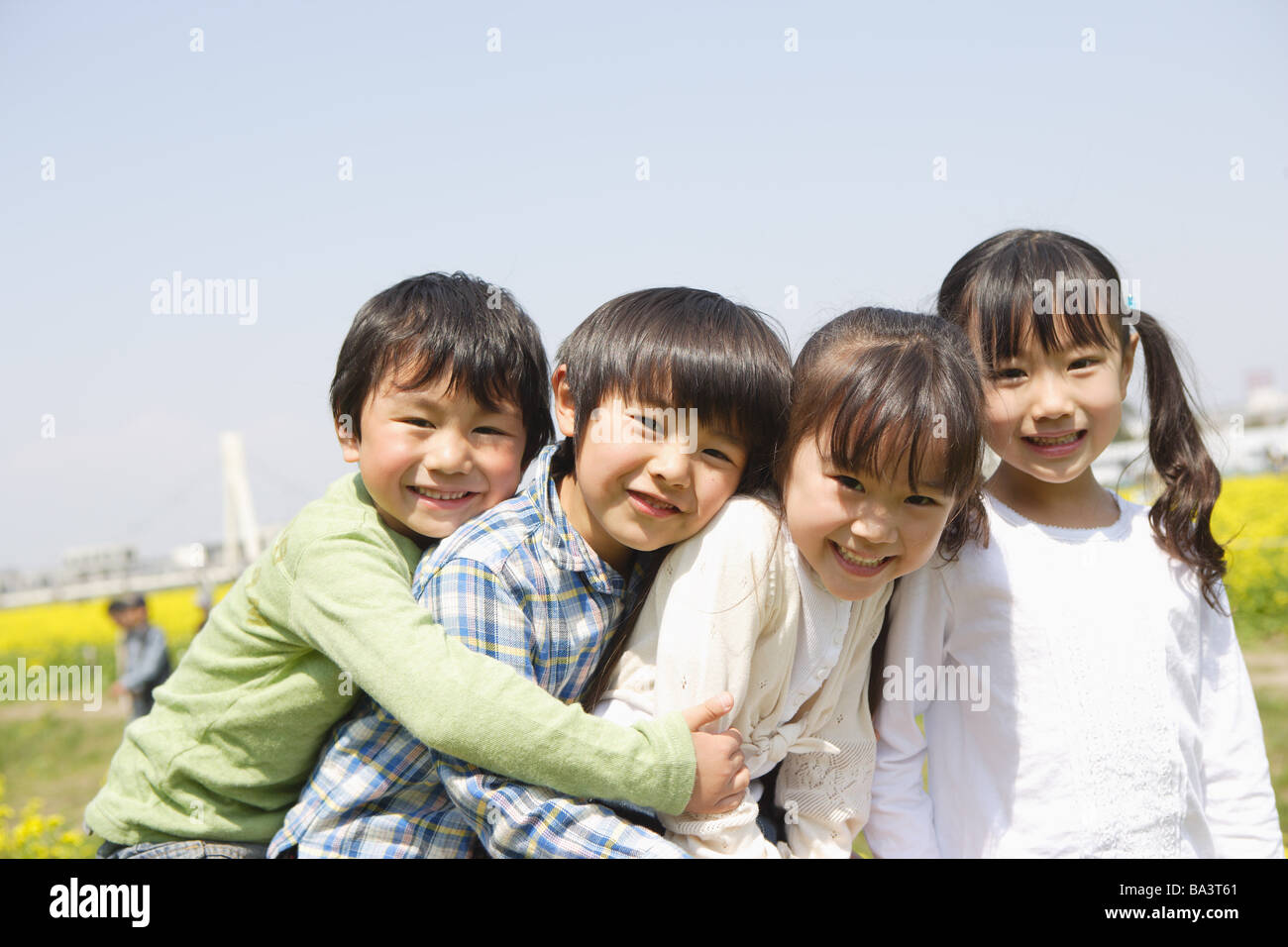 Japanische Kinder Lächeln und spielen zusammen Stockfoto