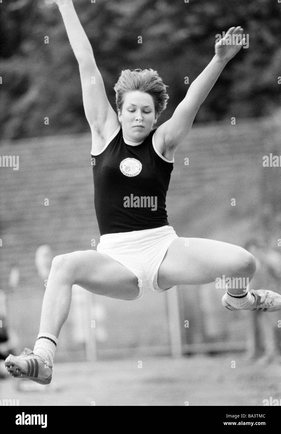 Sechziger Jahre, schwarz / weiß Foto, Sport, Leichtathletik, Wettkämpfe 1966 in Gladbeck in Vorbereitung auf die Europameisterschaft in Budapest, Weitsprung, Frauen, Longjumper, Heide Rosendahl TuS Leverkusen, Heidemarie Ecker-Rosendahl, D-Gladbeck, Ruhrgebiet, Nordrhein-Westfalen Stockfoto