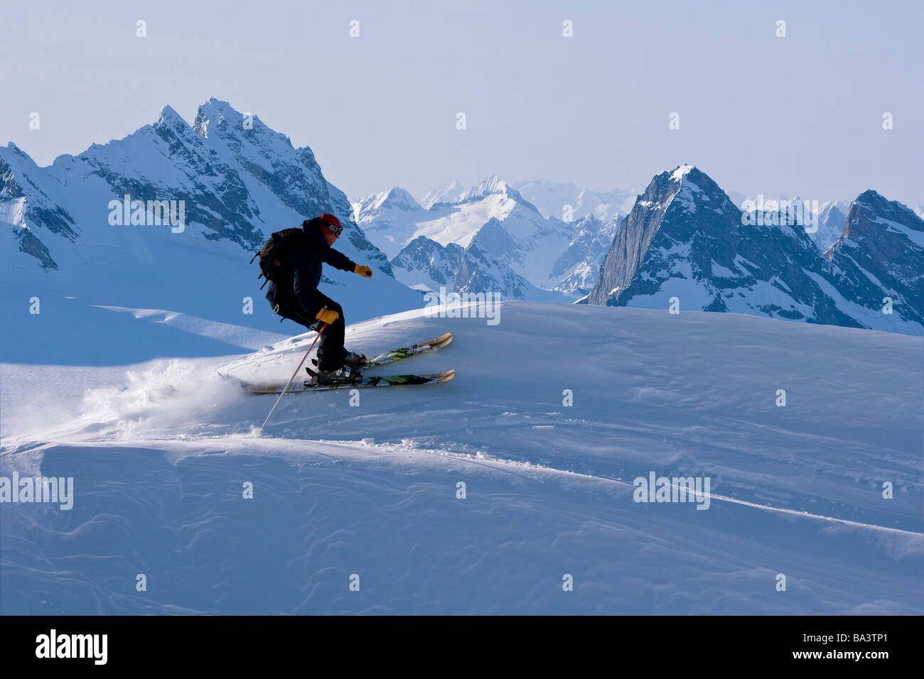 Alpines Skier Skifahren auf den Juneau Eisfeld und Rhino Peak im Hintergrund in Southeast Alaska. Komposit Stockfoto