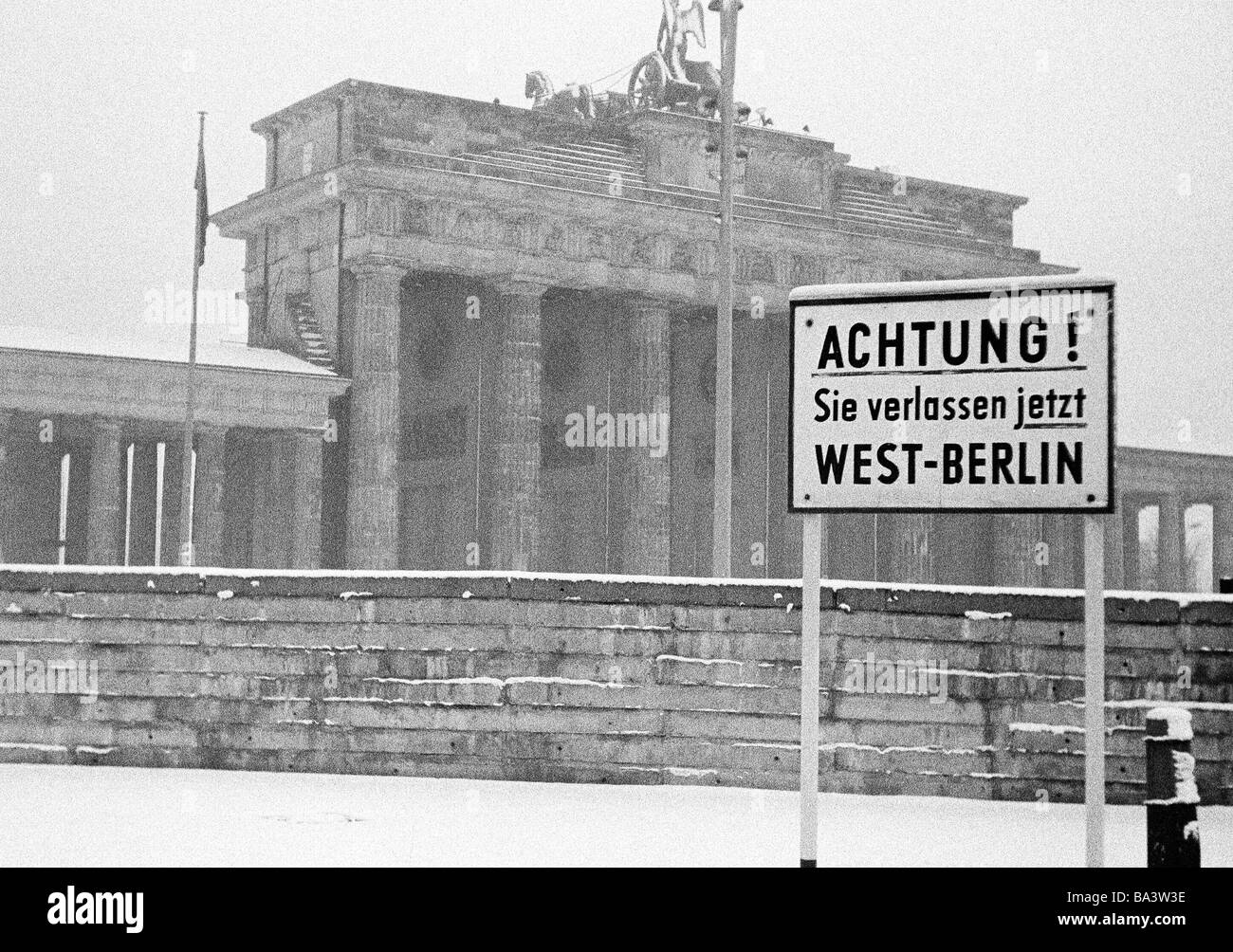 Sechziger Jahre, schwarz / weiß Foto, Berliner Mauer in Berlin, Brandenburger Tor, Dezember 1968, Warnschild "Sie verlassen jetzt West-Berlin", Winter, Schnee, D-Berlin Stockfoto