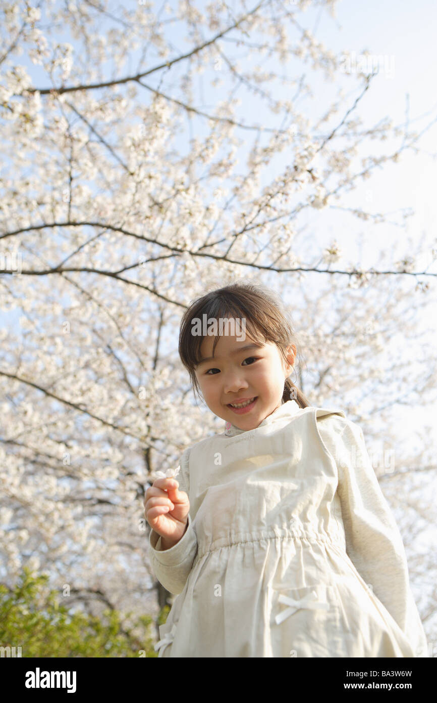 Japanische Mädchen Holding Blume Stockfoto