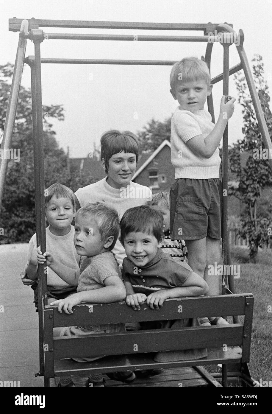Kinder Und Kindermadchen Schwarzweiss Stockfotos Und Bilder Alamy