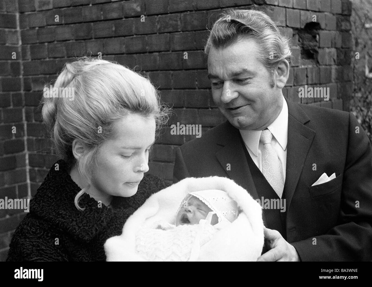 70er Jahre, schwarz / weiß Foto, Menschen, Familie, Mutter trägt ein Baby auf ihre Arme, Vater sieht sehr stolz, Mann, im Alter von 40 bis 50 Jahre, Mann, im Alter von 25 bis 30 Jahren, Mädchen, im Alter von 2 bis 4 Wochen, Helmut, Ursula, Christina Stockfoto