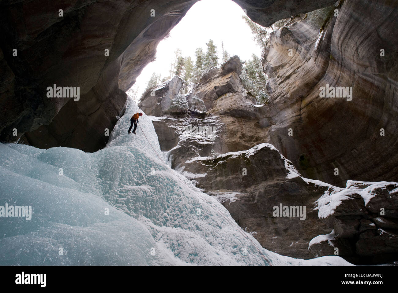 Weibliche Eis Kletterer Abseilen in den Kopf des Maligne Canyons in Jasper Nationalpark, Alberta, Kanada Stockfoto