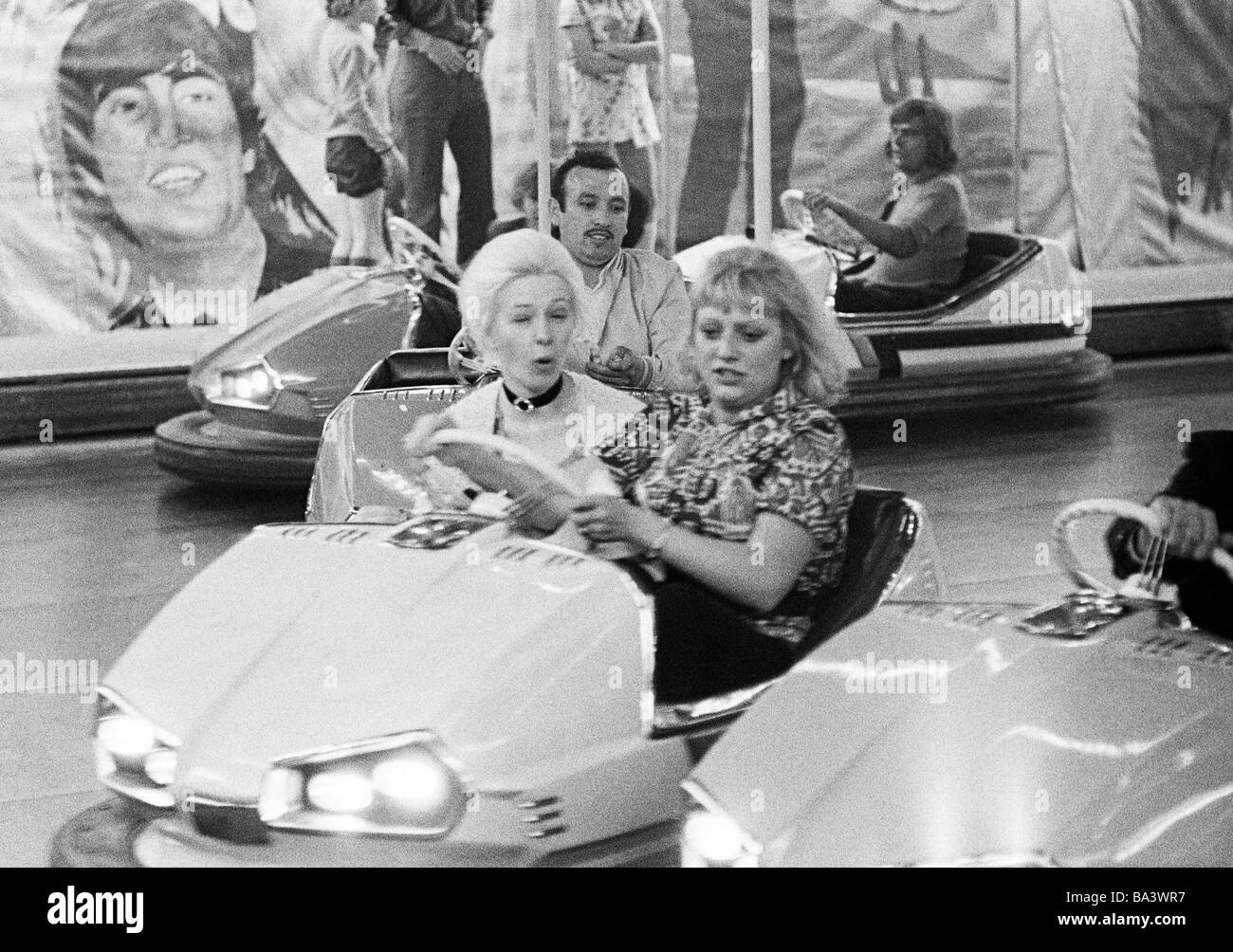 Schwarz / weiß Foto, Menschen, zwei Frauen in einem Auto Dodgem, Kirchweih, im Alter von 30 bis 40 Jahre, 50 bis 60 Jahre, der siebziger Jahre Crange Kirchweih, D-Herne, Ruhrgebiet, Nordrhein-Westfalen Stockfoto