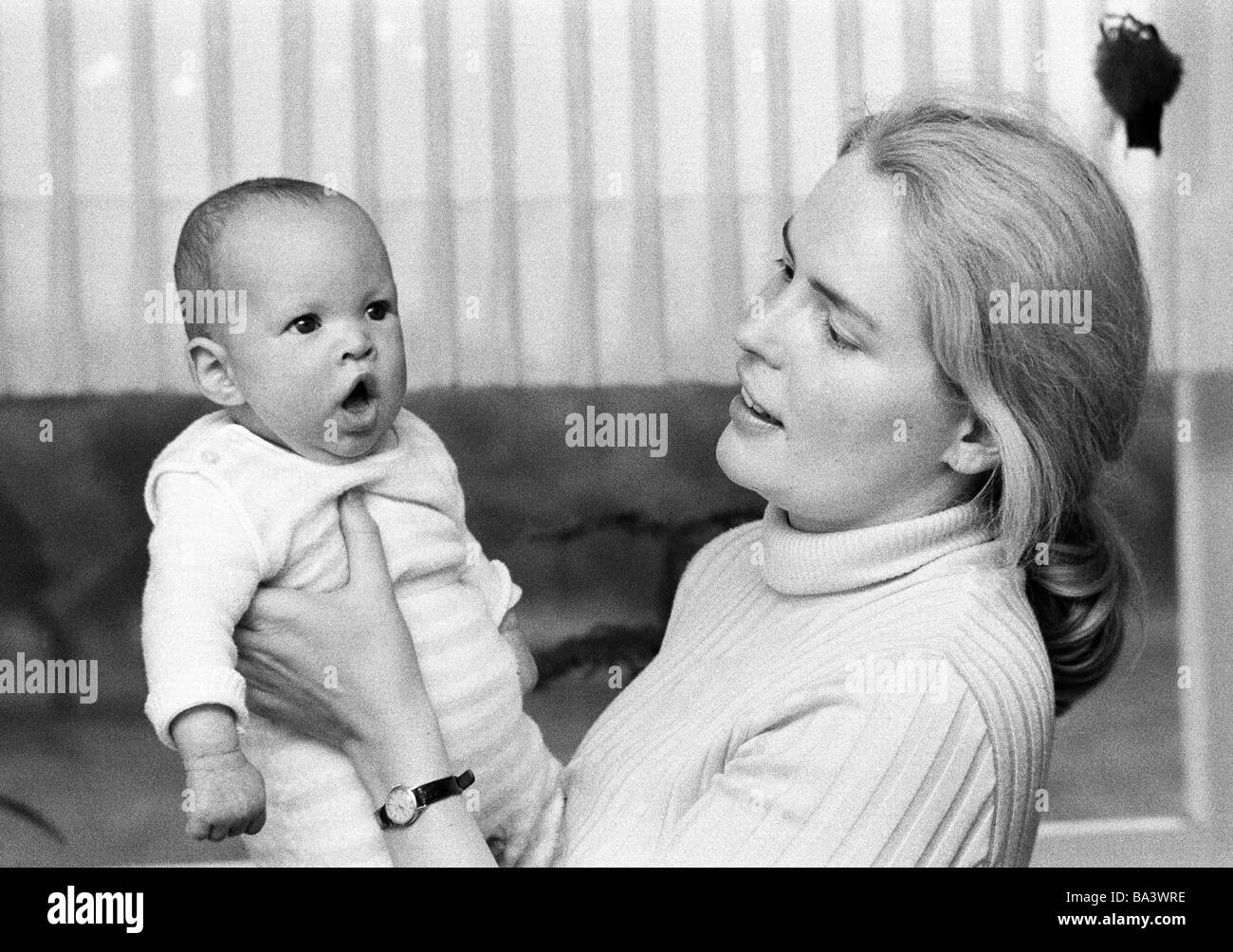 70er Jahre, schwarz / weiß Foto, Menschen, Mutter trägt ein Baby im Arm, im Alter von 25 bis 30 Jahren, Mädchen, im Alter von 1 bis 3 Monaten, Ursula, Christina Stockfoto