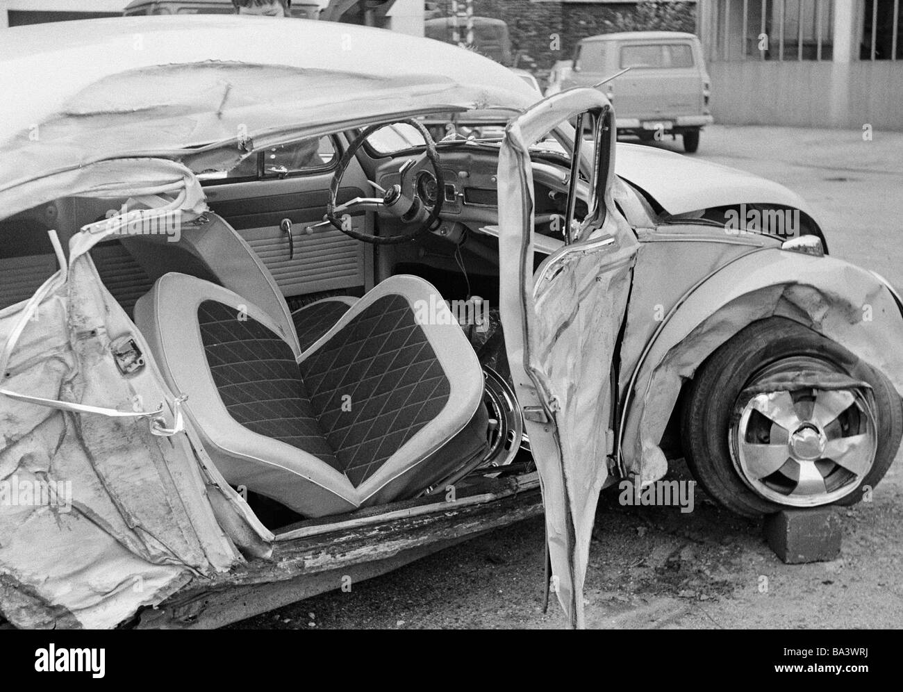 70er Jahre, schwarz / weiß Foto, Verkehr, Autounfall, zerstörte Pkw, Totalverlust Stockfoto