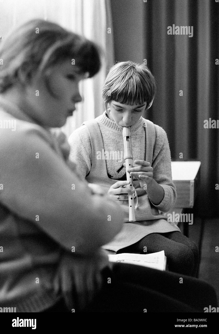 Schwarz / weiß Foto, Menschen, körperlicher oder geistiger Behinderung, Schulunterricht, zwei Schülerinnen in den Musikunterricht der siebziger Jahre eine Mädchen spielt auf Rohr, im Alter von 10 bis 12 Jahre, spezielle Schule Alsbachtal, D-Oberhausen, D-Oberhausen-Sterkrade, Ruhrgebiet, Nordrhein-Westfalen Stockfoto