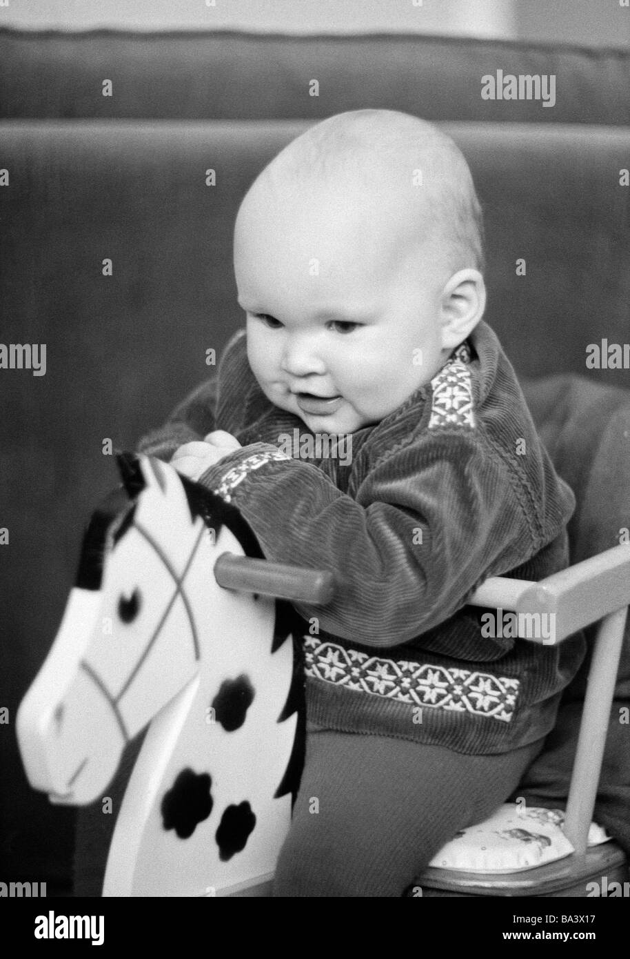 70er Jahre, schwarz / weiß Foto, Menschen, Kinder, Baby sitzt auf einem Schaukelpferd, lachen, im Alter von 6 bis 12 Monaten, im Alter von 1 Jahr, Christina Stockfoto
