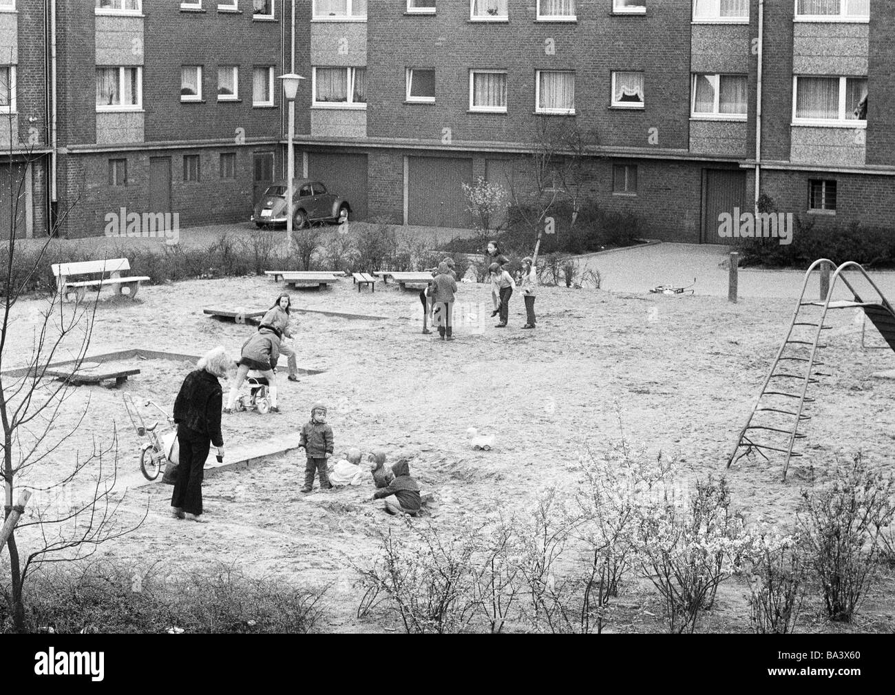 70er Jahre, schwarz / weiß Foto, Wohnanlage, Reihenhäuser, Kinderspielplatz, Kinder, jungen, Mädchen, im Alter von 3 bis 6 Jahre, Ruhrgebiet, Nordrhein-Westfalen Stockfoto