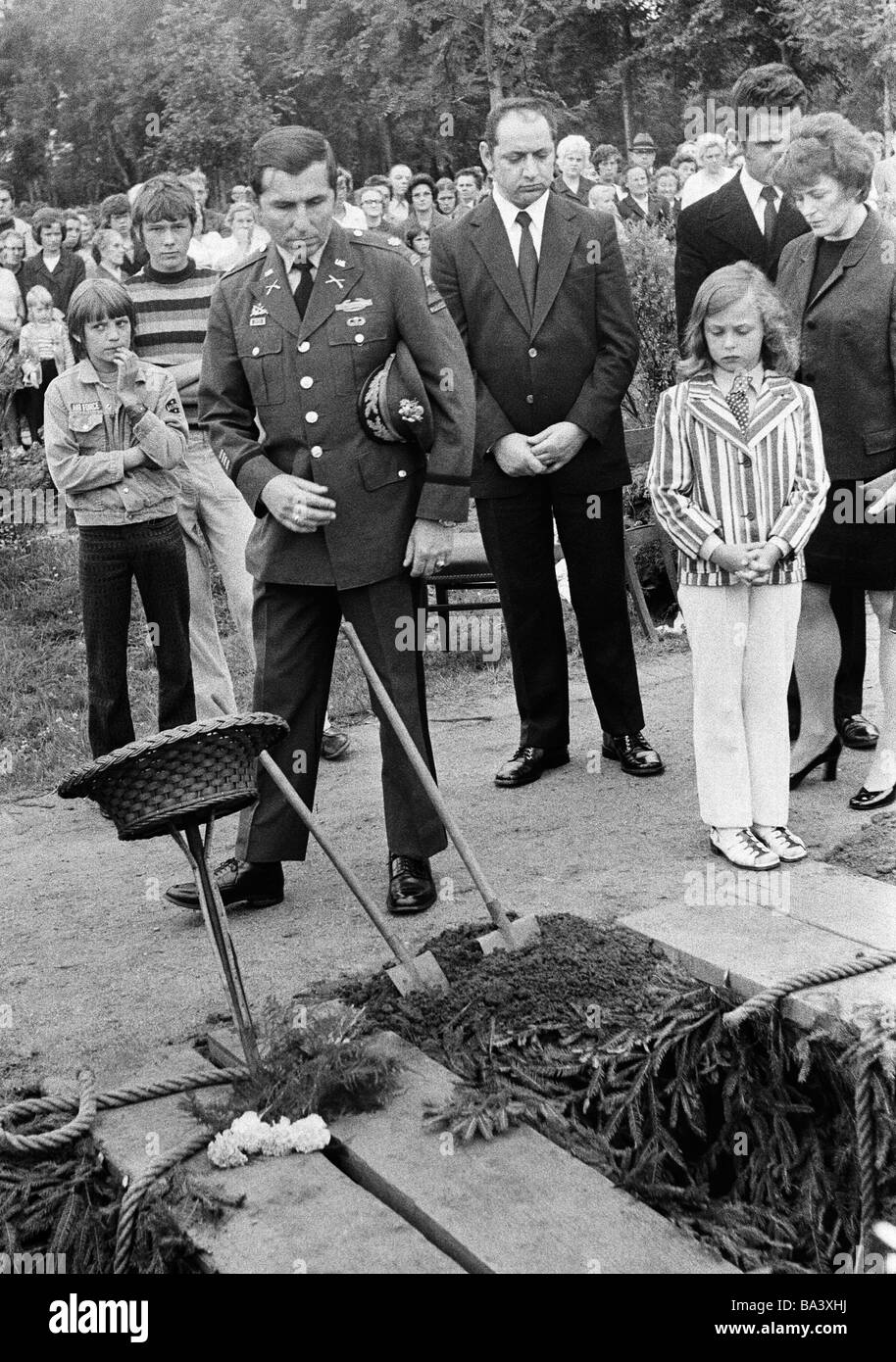 70er Jahre, schwarz / weiß Foto, Menschen, Tod, Begräbnis, Trauer, trauernden verfluche am Grab Stockfoto