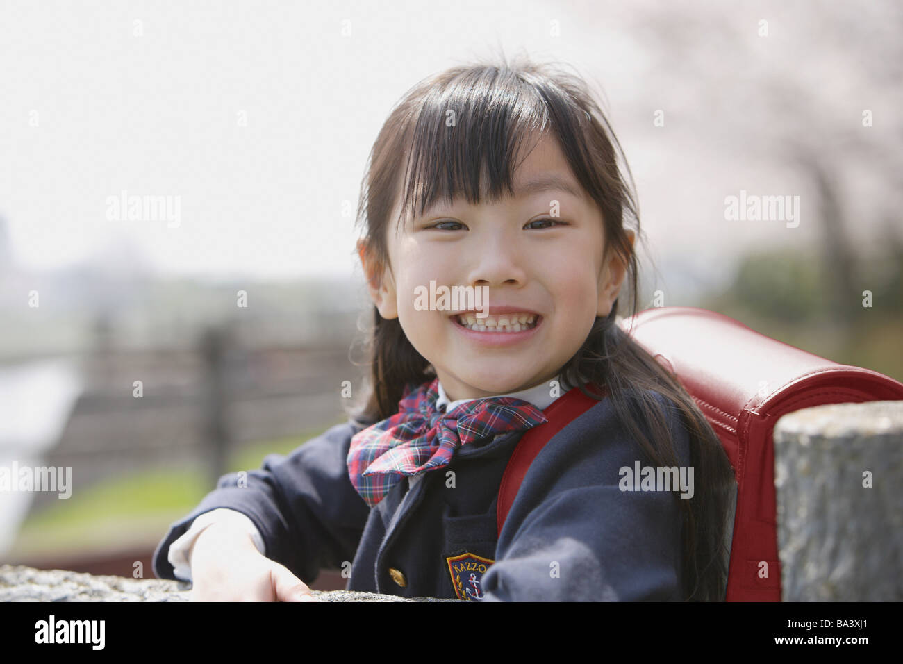 Japanisches Schulmädchen lächelnd und Blick in die Kamera Stockfoto