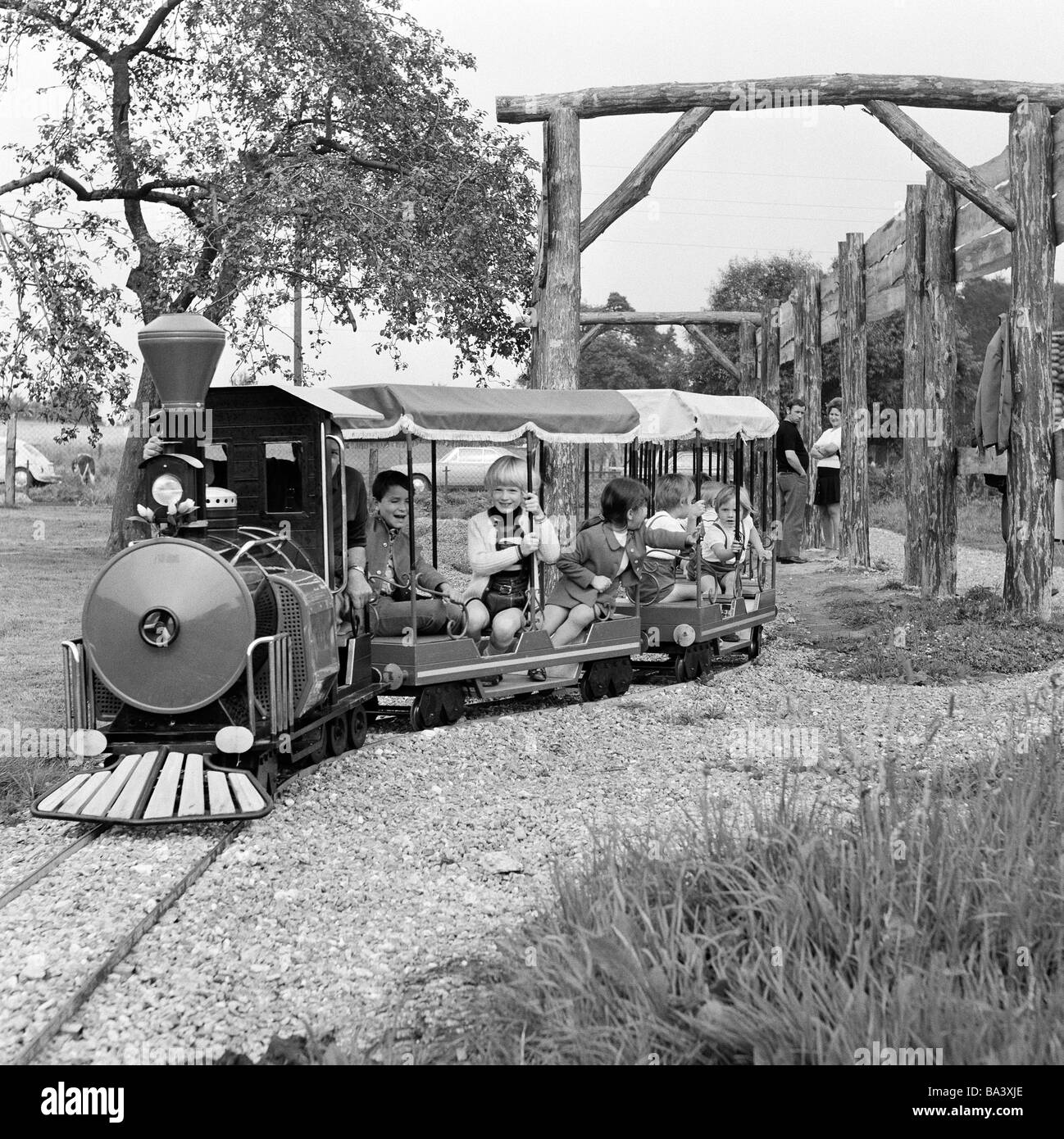70er Jahre, schwarz / weiß Foto, Menschen, Kinder, jungen und Mädchen Fahrt durch eine Modelleisenbahn, Kinderspielplatz, im Alter von 4 bis 7 Jahre Stockfoto