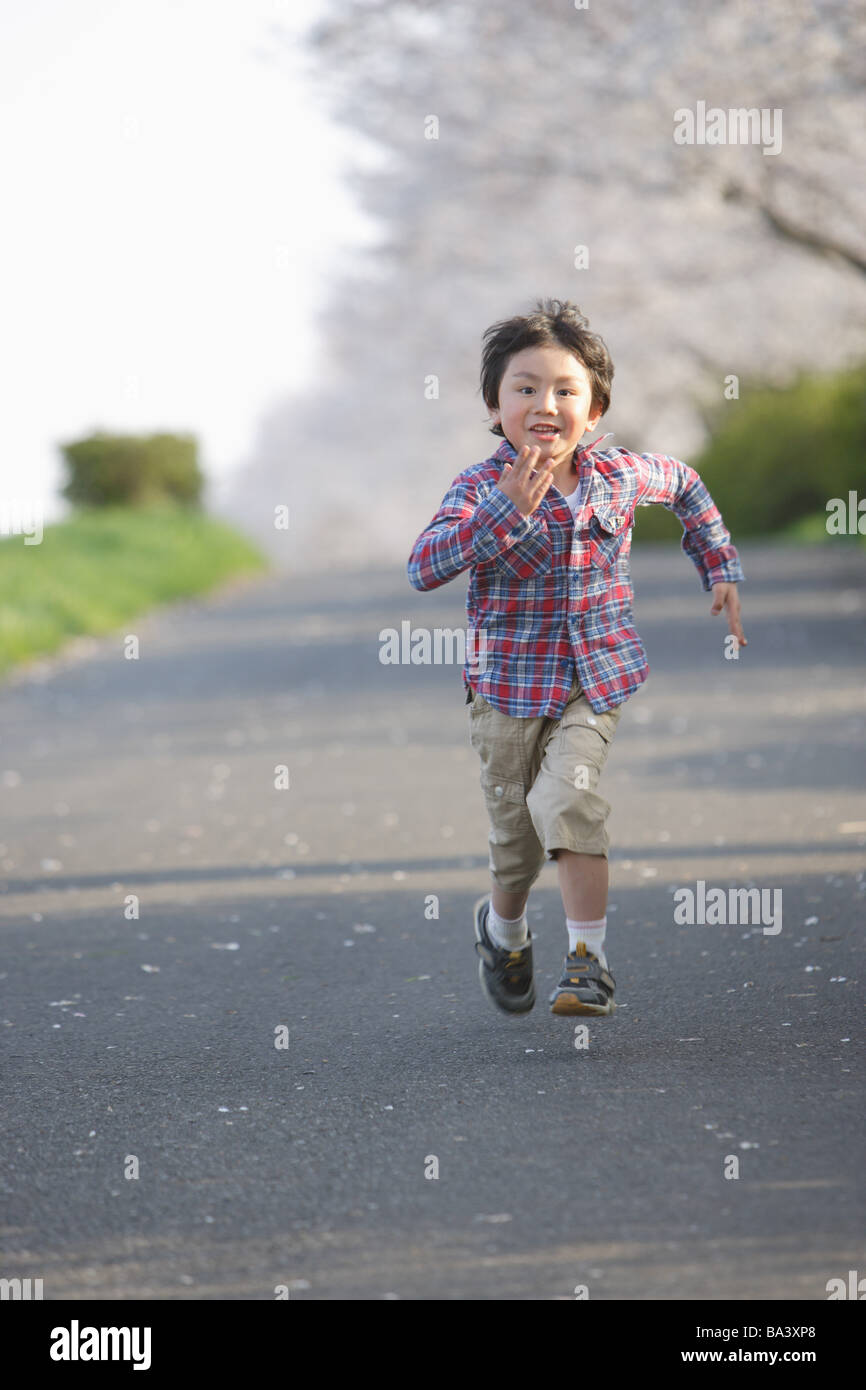 Japanische junge läuft auf einer Straße Stockfoto