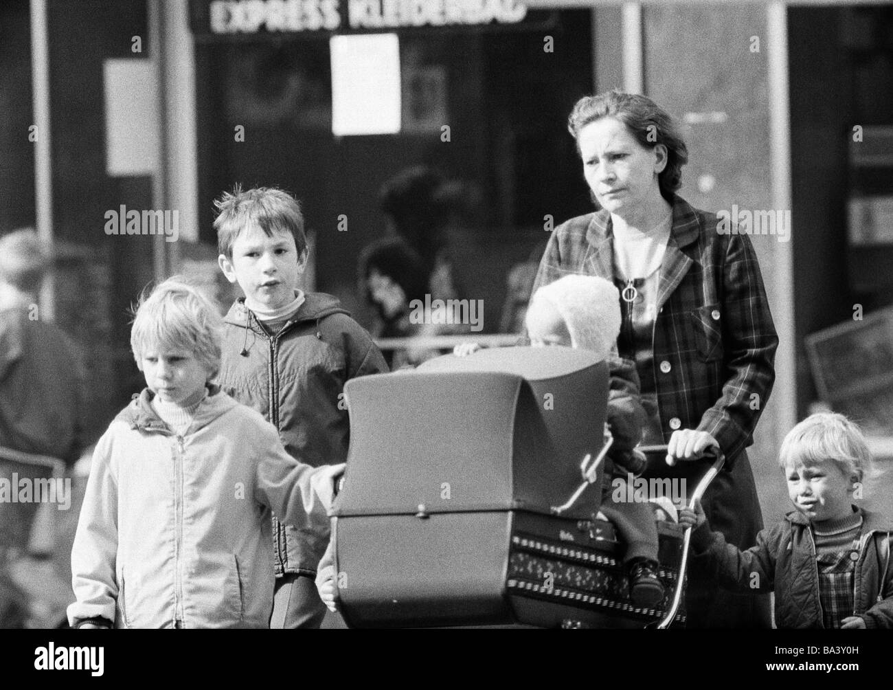 Schwarz / weiß Foto, Menschen, Mutter und vier Kinder Wandern mit Kinderwagen, Mann, im Alter von 35 bis 40 Jahre, jungen, im Alter von 3 bis 4 Jahren, im Alter von 6 bis 8 Jahre, der siebziger Jahre im Alter von 10 bis 12 Jahren, Baby, im Alter von 1 bis 2 Jahre Stockfoto