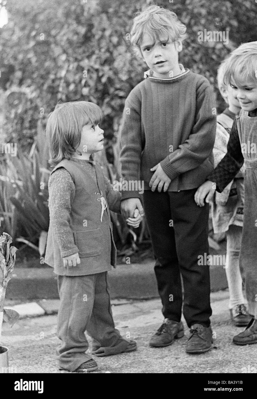 70er Jahre, schwarz / weiß Foto, Menschen, Armut, Mädchen und jungen, die Hand in Hand, im Alter von 3 bis 4 Jahren, im Alter von 6 bis 9 Jahre Stockfoto