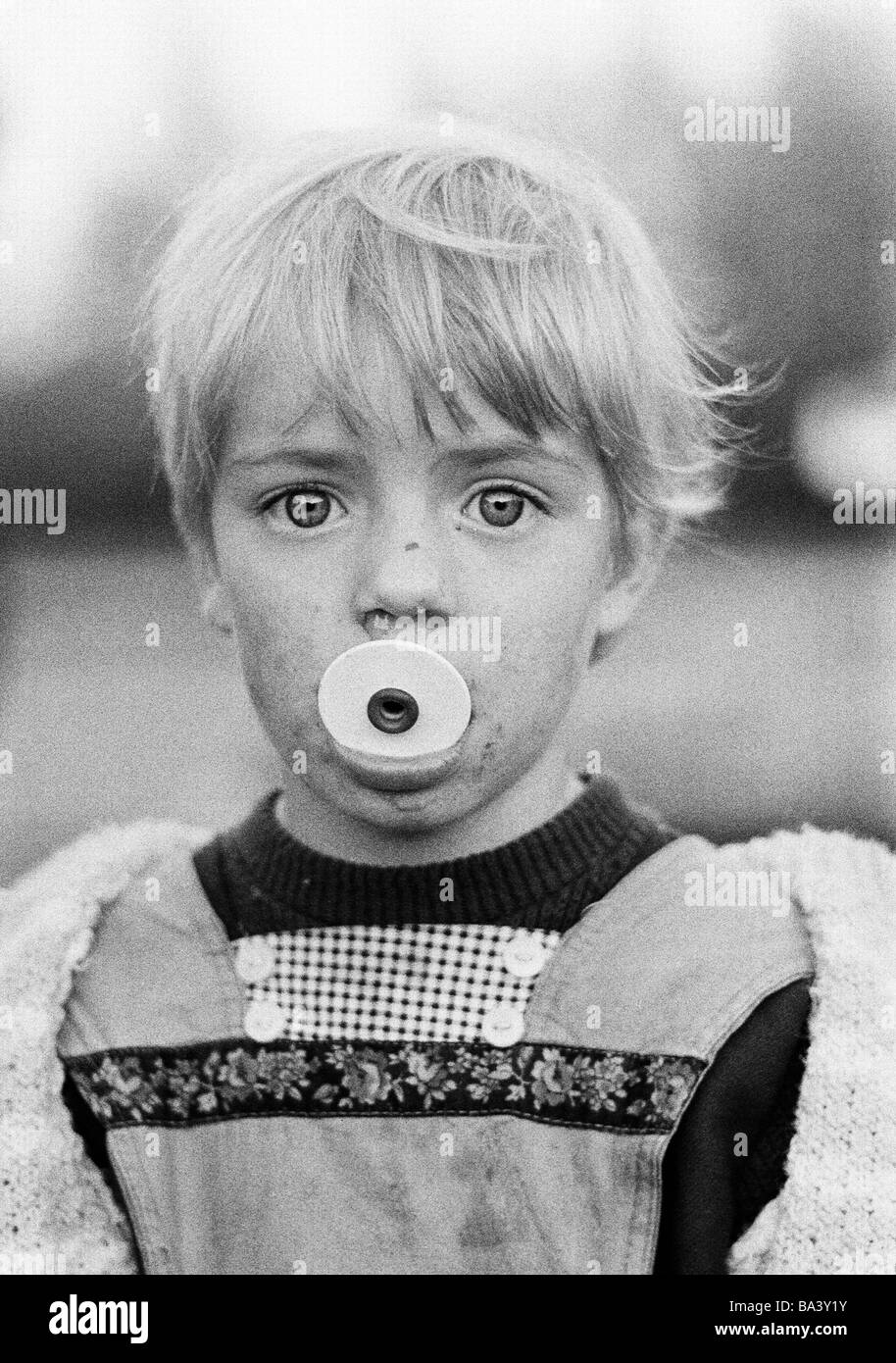 70er Jahre, schwarz / weiß Foto, Menschen, Kinder, kleines Mädchen,  Porträt, Straßenkind, laufende Nase, schmutzig, mucky, Baby-Schnuller in  dem Hügel, im Alter von 4 bis 6 Jahre Stockfotografie - Alamy
