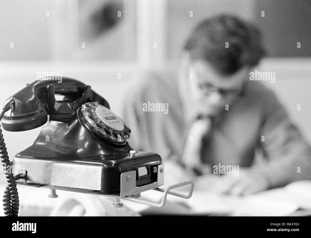70er Jahre, schwarz / weiß Foto, Wirtschaft, Arbeit, Beruf, Bürokauffrau am Schreibtisch, Telefon, Werner Stockfoto