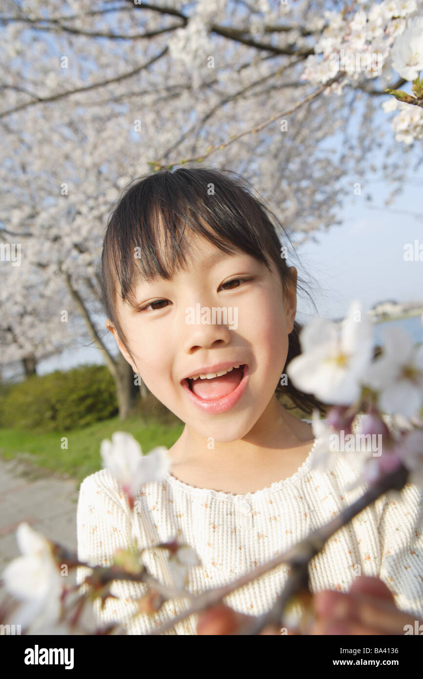Japanische Mädchen Blick auf Blumen Stockfoto