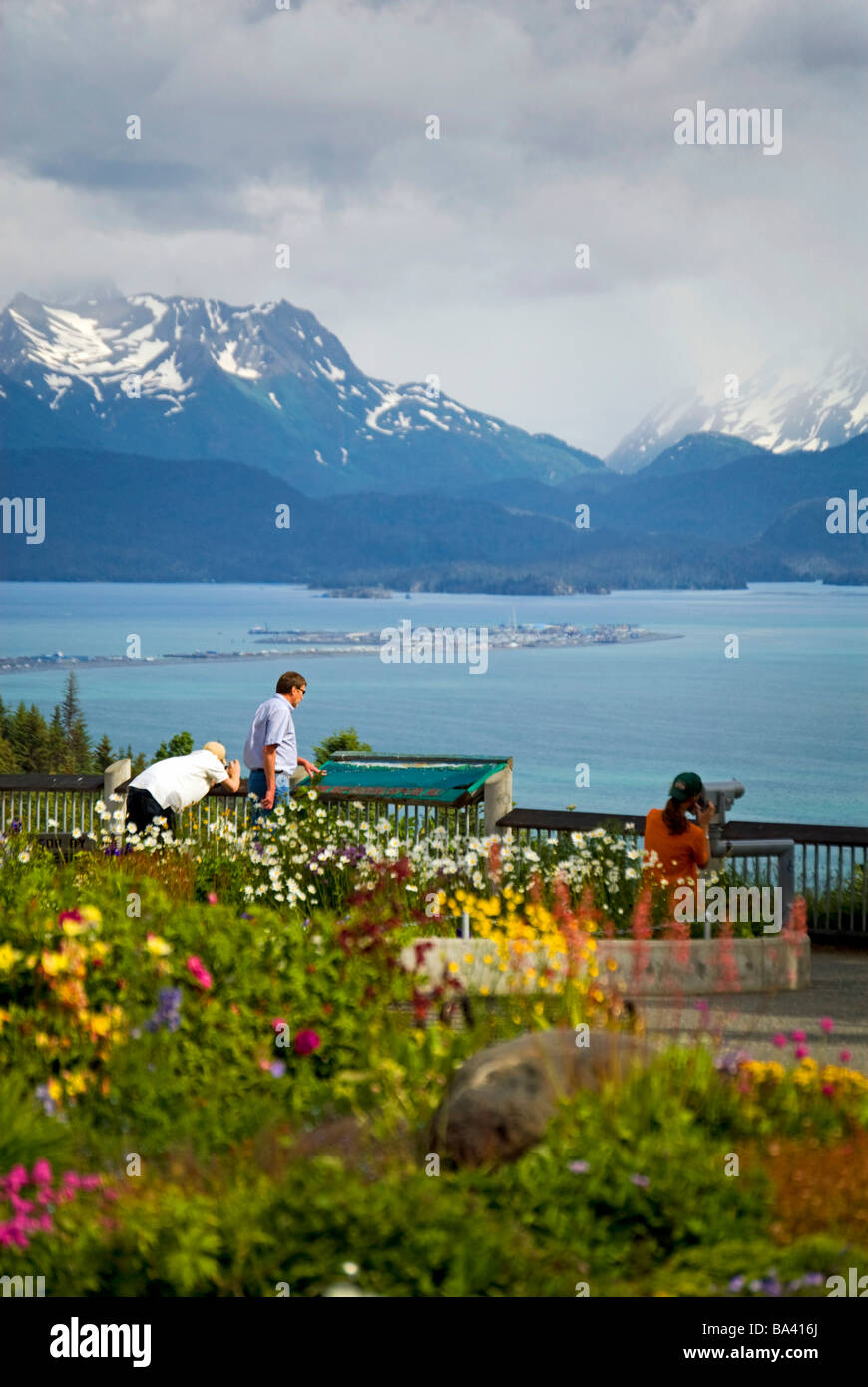 Touristen sehen Landschaft von Baycrest Aussichtspunkt oberhalb der Homer Spit & Kachemak Bay, Yunan Alaska im Sommer Stockfoto