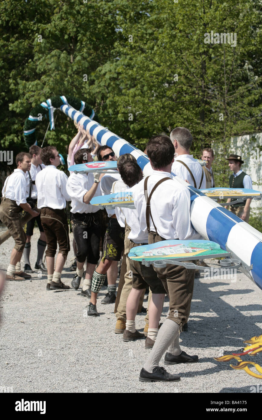 Deutschland Bayern Munchen Franziskaner Garten Manner Offizielle