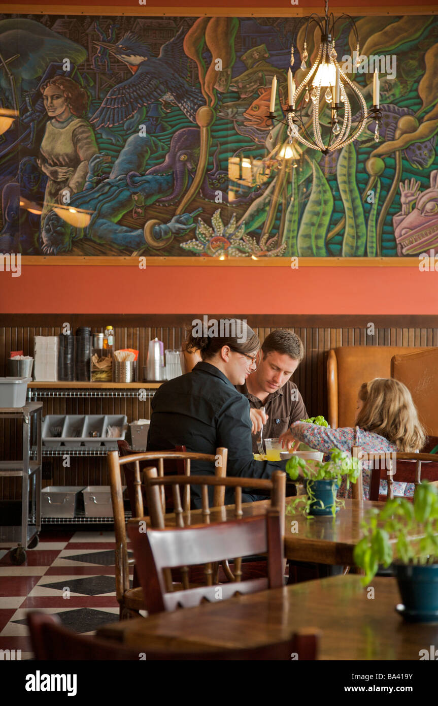 Touristen, die an der New York Cafe in Ketchikan, Alaska Stockfoto