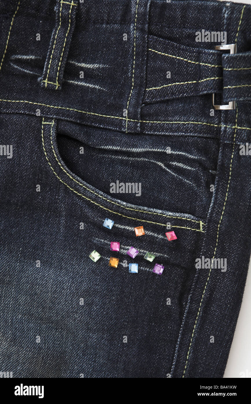 Hose Jeans Detail Ornamentik Strasssteine Anwendungen Bekleidung Handwerk Näharbeiten Jeans Hosen-Tasche Strass Stockfoto