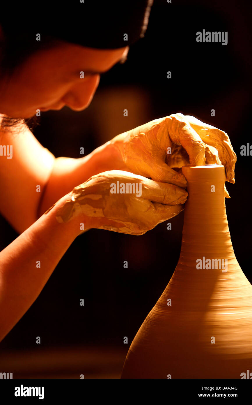 Potter kneifen eine vase Stockfoto
