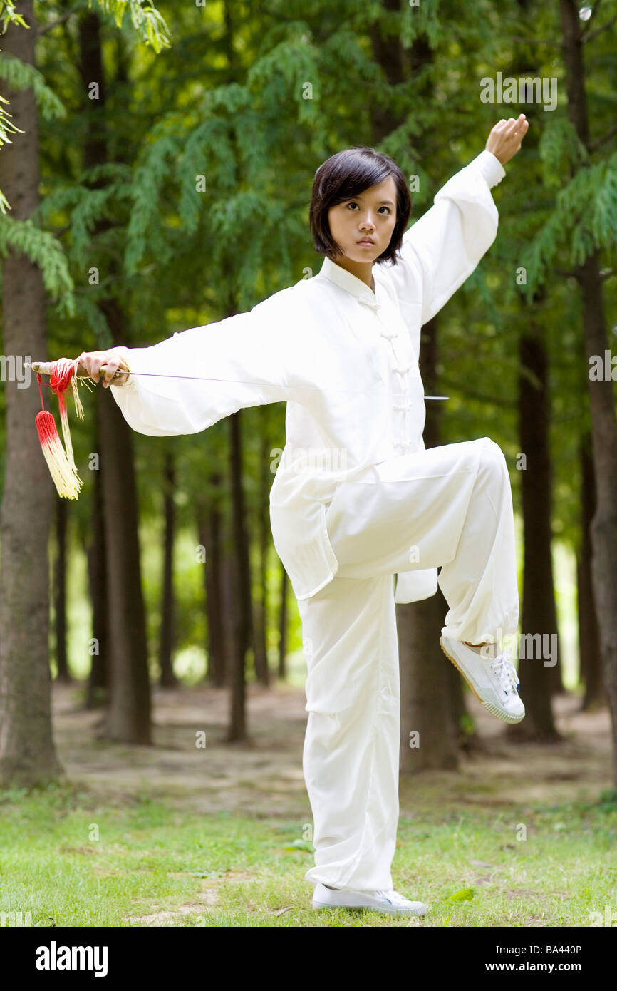 Junge Frau in Martial-Arts-pose Stockfoto
